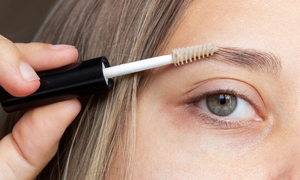 Quitar canas de las cejas.