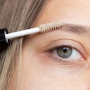 Quitar canas de las cejas.