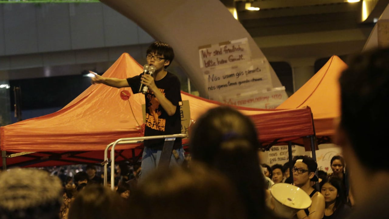 Joshua Wong, líder del movimiento 'Occupy Central', habla frente a activistas por la democracia en Hong Kong, el miércoles 1 de octubre, 2014.