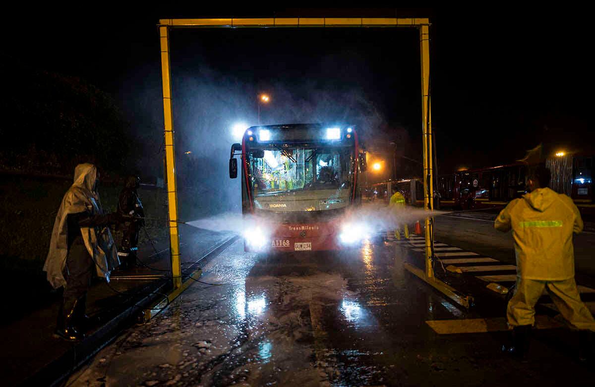 Según la alcaldesa Claudia López, el límite para ocupación del sistema es el 35 %, pues los buses pueden ser un importante foco de contagio. Foto de Esteban Vega/SEMANA.