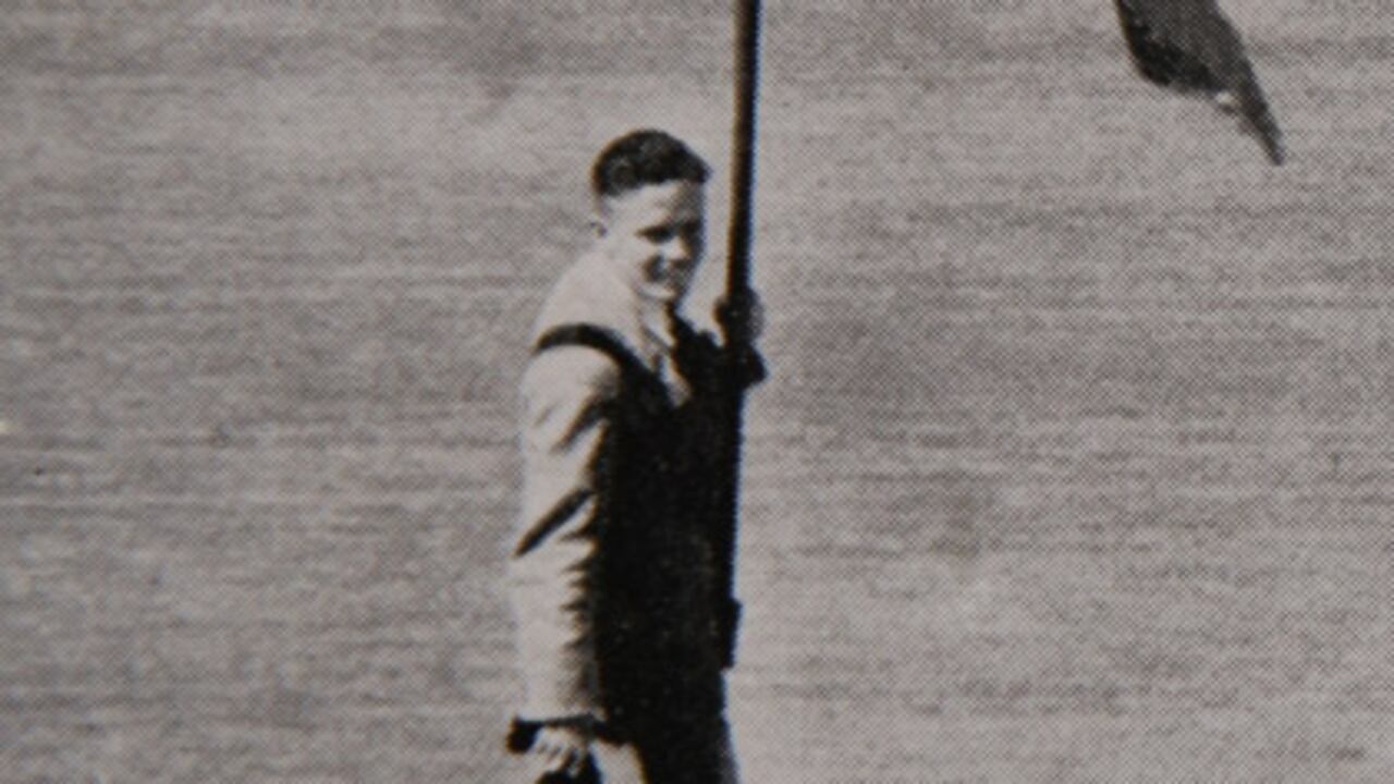 El atleta ondea la bandera de Colombia en el Memorial Coliseum.