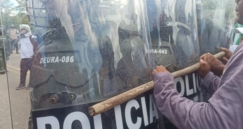 Orden de desalojo termina en enfrentamientos entre la Policía e invasores en Necoclí, Antioquia.