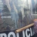 Orden de desalojo termina en enfrentamientos entre la Policía e invasores en Necoclí, Antioquia.