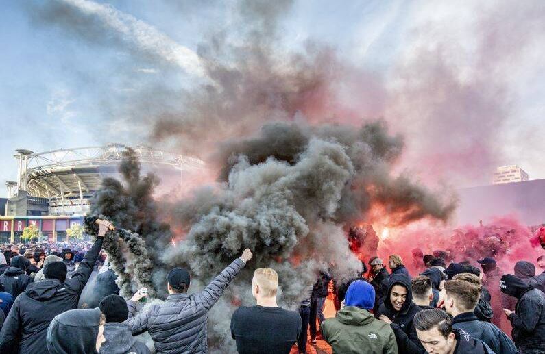 8 de mayo - Los aficionados del Ajax lanzan bengalas fuera del Johan Cruyff Arena en Ámsterdam antes de la semifinal de la UEFA Champions League, ante el Tottenham Hotspur. FOTO: Niels Wenstedt / ANP / AFP