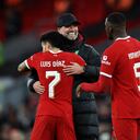 Jürgen Klopp abrazando a Luis Díaz tras la victoria sobre Fulham por las semifinales de la Carabao Cup