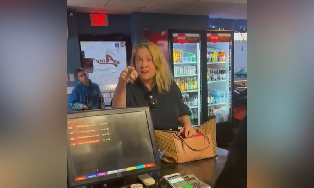 Cliente arremete contra trabajadores de Pensilvania en Estados Unidos por ser latinos y ver televisión en español.