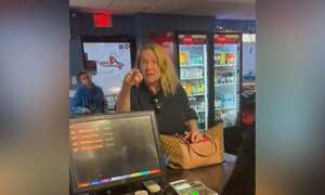 Cliente arremete contra trabajadores de Pensilvania en Estados Unidos por ser latinos y ver televisión en español.