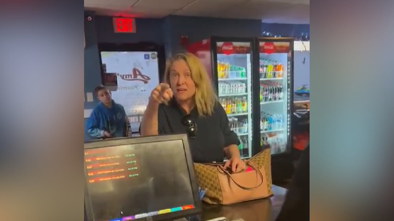 Cliente arremete contra trabajadores de Pensilvania en Estados Unidos por ser latinos y ver televisión en español.