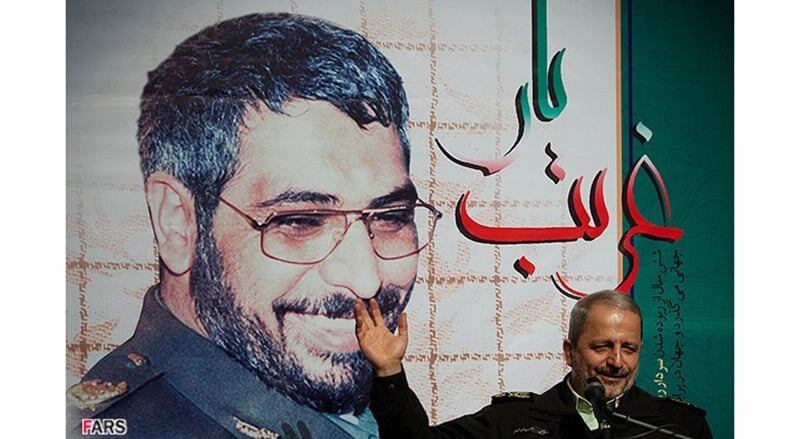 Imagen simbólica de una silueta masculina con fondo difuso, representando el anonimato y el espionaje.