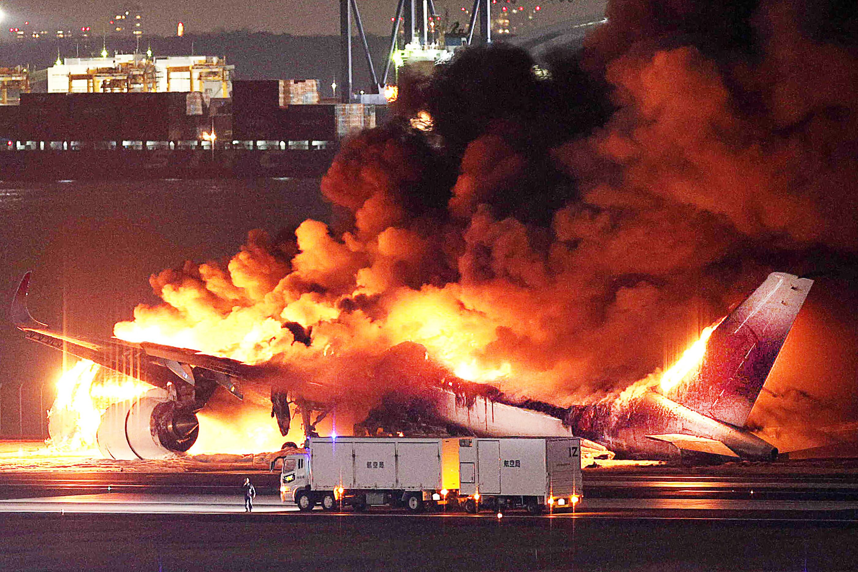 Esta foto facilitada por Jiji Press muestra un avión de Japan Airlines en llamas en una pista del aeropuerto de Haneda el 2 de enero de 2024, tras colisionar aparentemente con un avión de la guardia costera, según informan los medios. (Photo by JIJI PRESS / AFP) / Japan OUT
