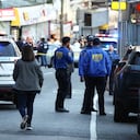 Agentes de las fuerzas del orden se congregan cerca del lugar donde un hombre fue baleado por un oficial del Servicio de Inmigración y Control de Aduanas (ICE).