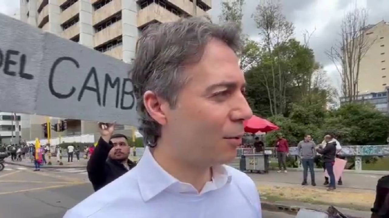 Daniel Quintero participa en las marchas convocadas por el gobierno.