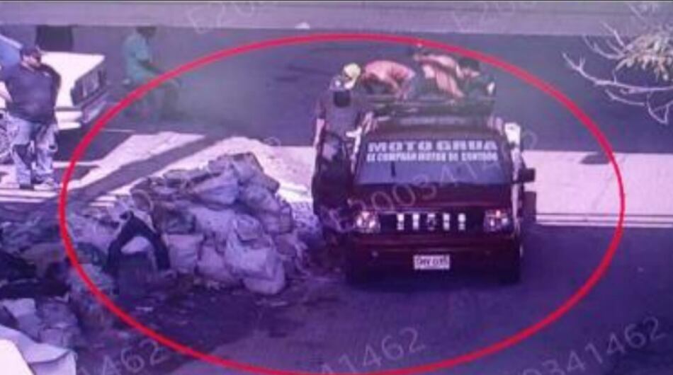 Desde vehículos arrojan basuras en las calles de Medellín.