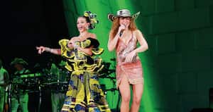 Más de 3.000 personas están dedicadas a la producción de cada uno de los conciertos de la artista en Colombia. En la foto de la izquierda, la acompaña Tatiana Angulo, reina del Carnaval de Barranquilla.