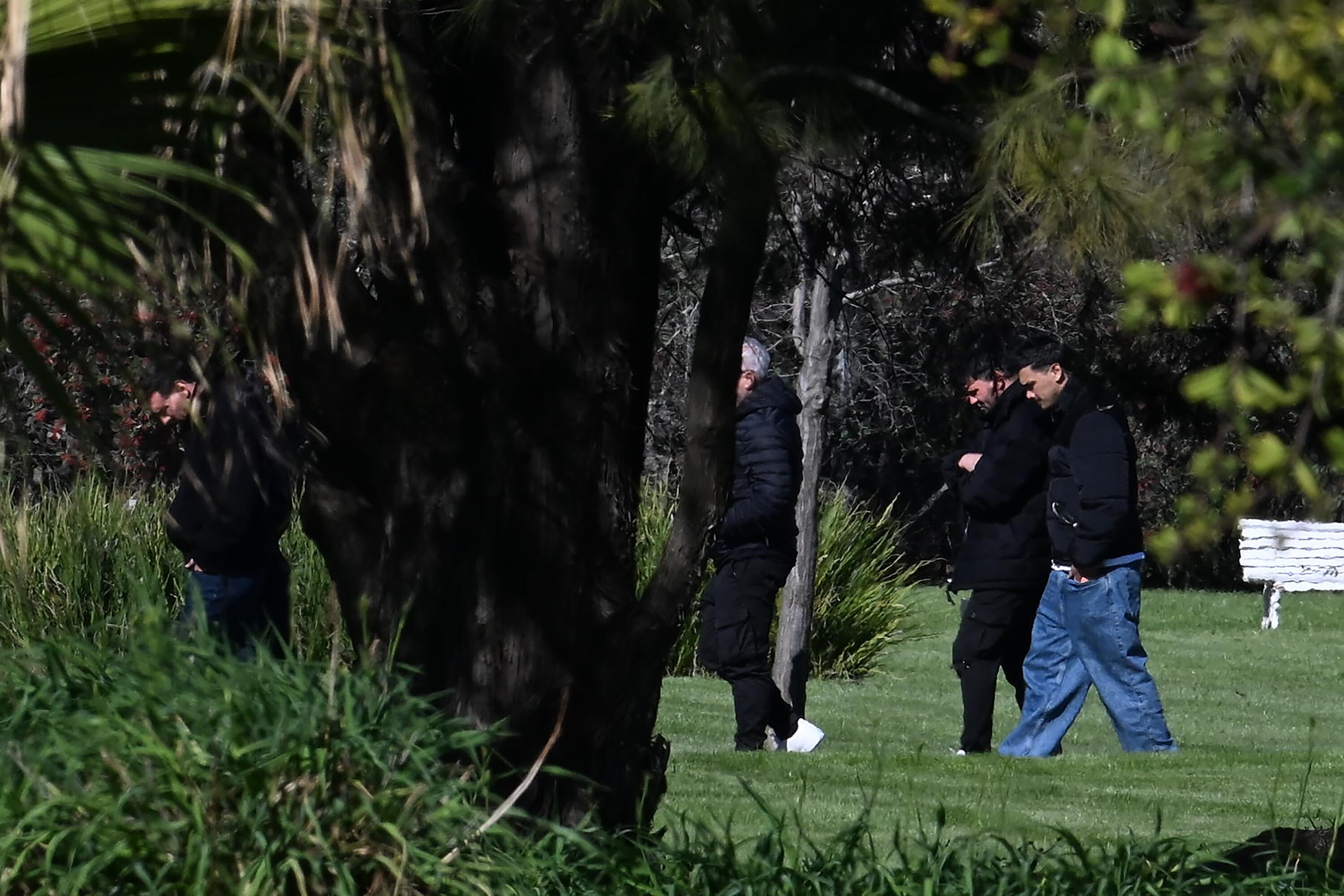 Lionel Messi, Matías Messi y Rodrigo Messi, los tres hermanos, caminando juntos en el cementerio El Prado en Rosario, Argentina.