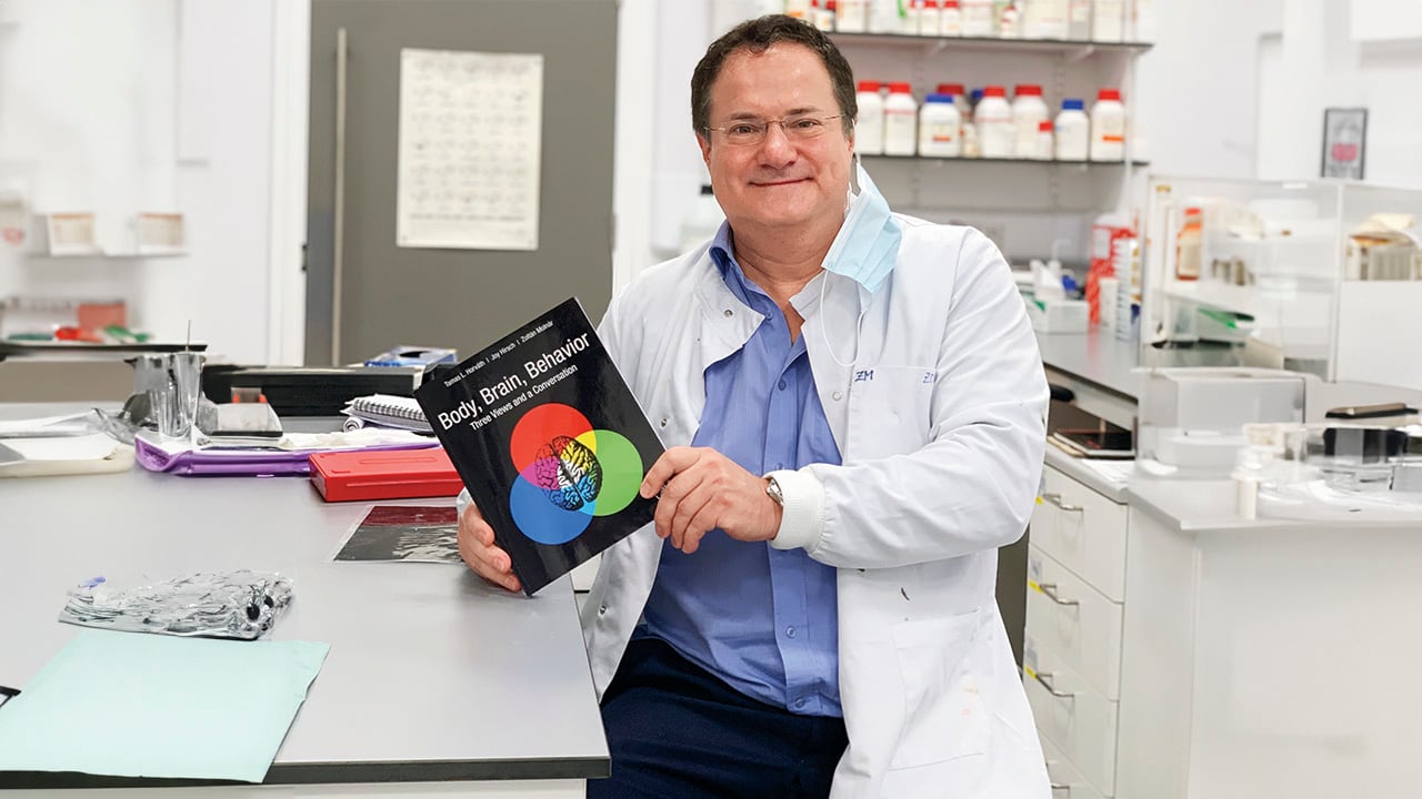 El neurocientífico advirtió que el uso de pantallas y dispositivos digitales puede influir en el desarrollo del cerebro, aunque señaló que sus efectos todavía no se comprenden por completo.