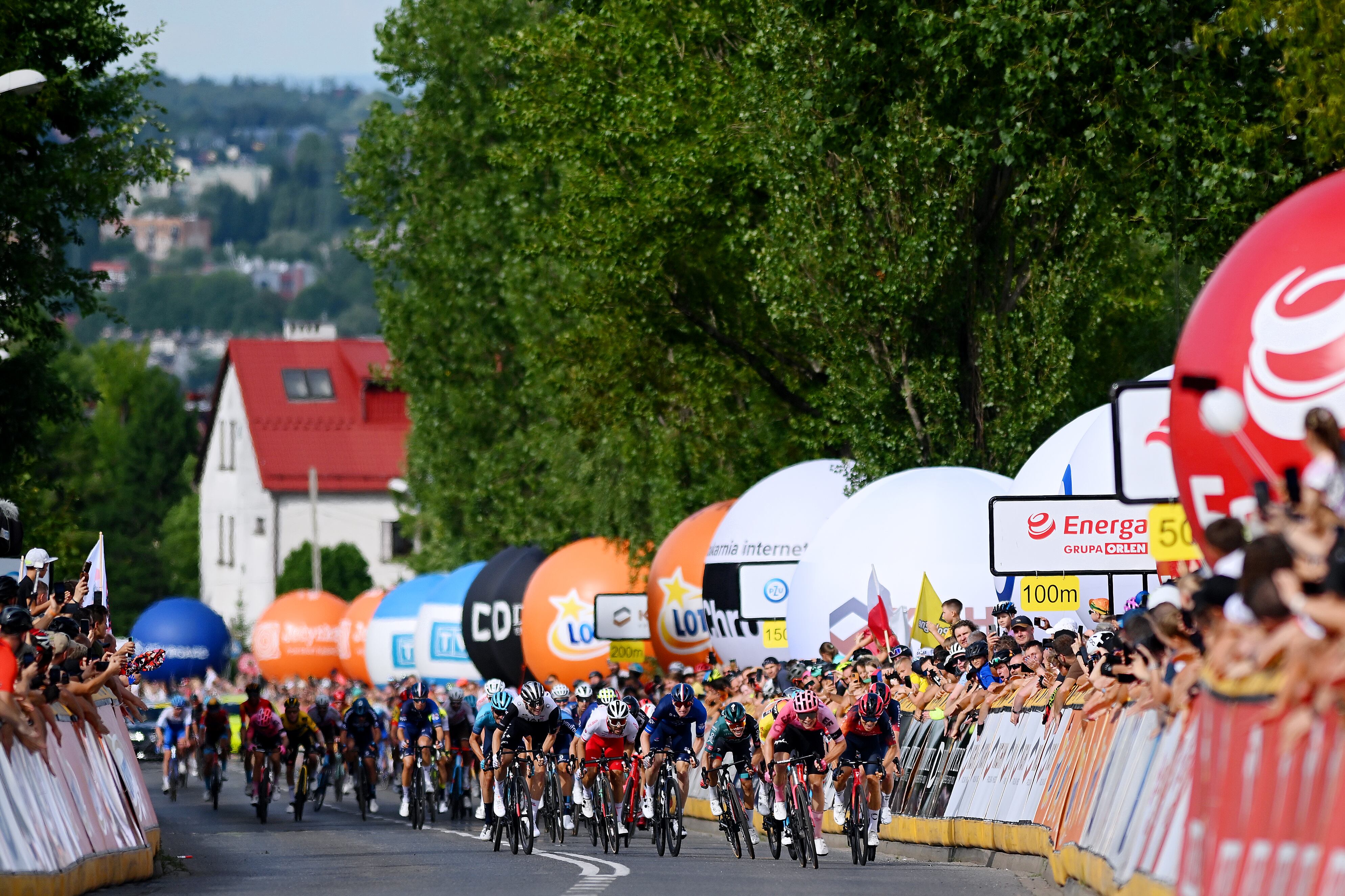 Una vista general de Samuele Battistella de Italia y Astana Qazaqstan Team, Finn Fisher-Black de Nueva Zelanda y Sergio Higuita de Colombia, entre otros ciclistas, corriendo en la línea de meta durante el 80° Tour de Pologne 2023, Etapa 5 una etapa de 198,8 km desde Pszczyna a Bielsko-Biala 430 m / #UCIWT / el 2 de agosto de 2023 en Bielsko-Biala, Polonia. (Foto de Dario Belingheri/Getty Images)