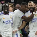 Karim Benzema (derecha) celebra tras anotar el primer gol en la victoria 2-0 ante el Atlético de Madrid, el domingo 12 de diciembre de 2021. (AP Foto/Bernat Armangue)