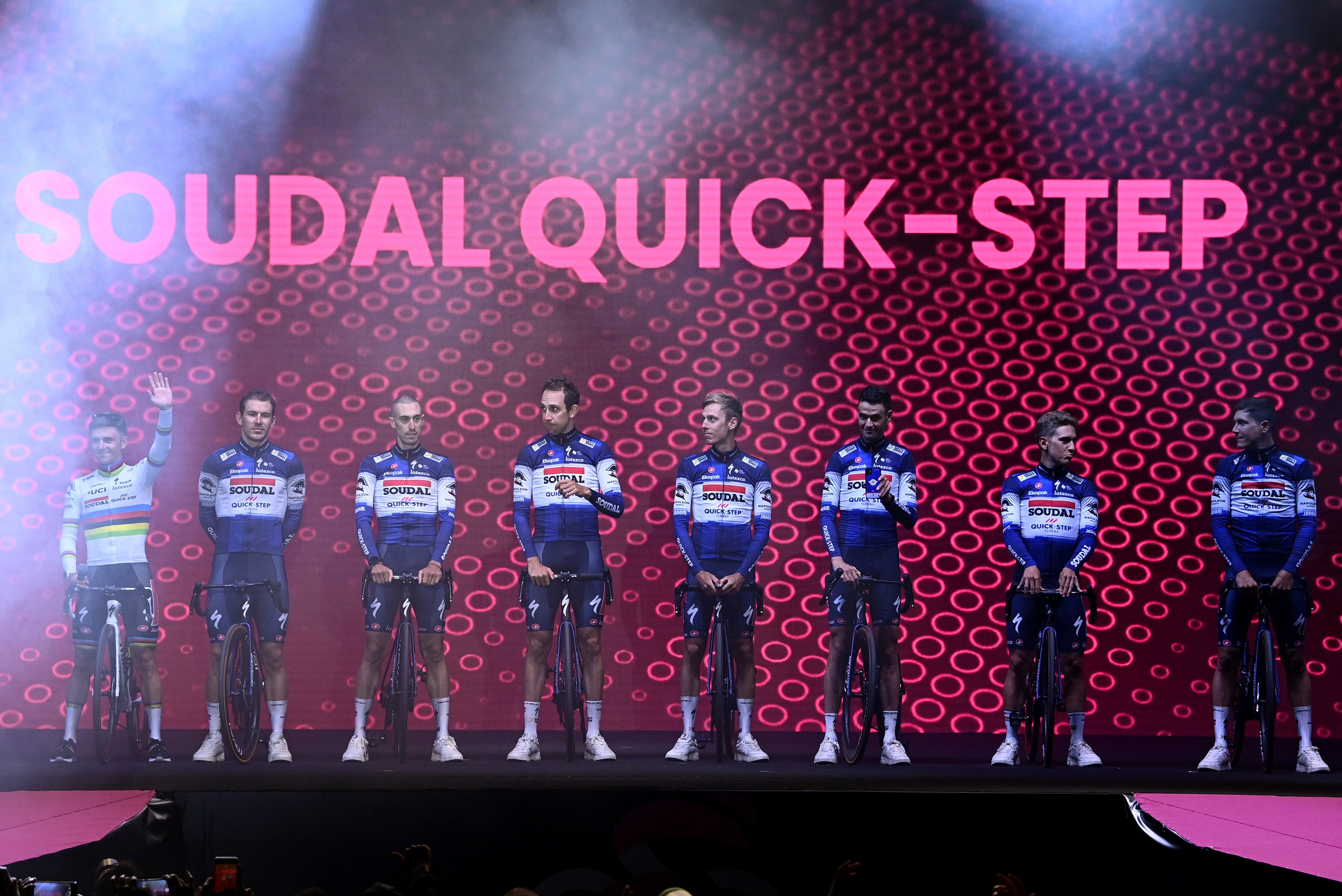 Los integrantes del equipo Soudal Quick-Step posan durante su presentación en el Giro d'Italia, en la Plaza Salotto, en Pescara, Italia, el 4 de mayo de 2023. (Fabio Ferrari/LaPresse via AP)