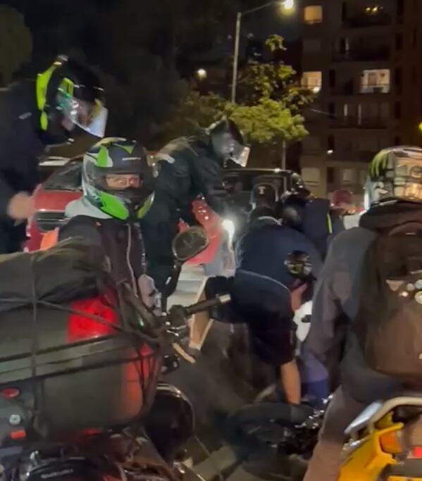 Varios ciudadanos atraparon al ladrón y le propinaron una dura golpiza.