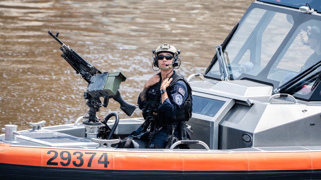 Guarda costas intercepta embarcación ilegal.
(Tom Williams/CQ-Roll Call, Inc via Getty Images)