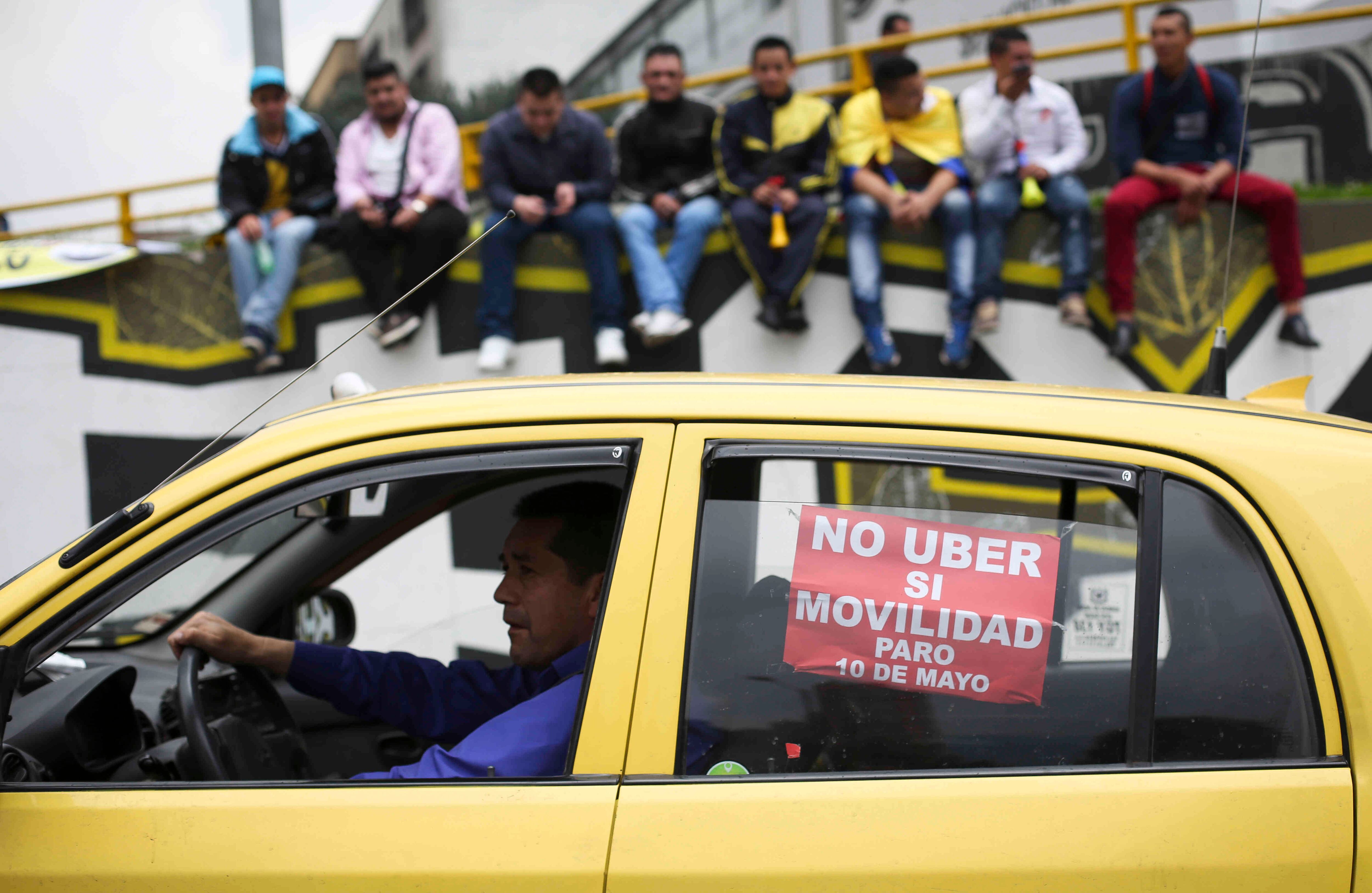 Un día antes de las manifestaciones, representantes de la Secretaría de Movilidad y la Policía se reunieron con los líderes de los taxistas para evitar el colapso de la movilidad en Bogotá. Esteban Vega La-Rotta / Semana