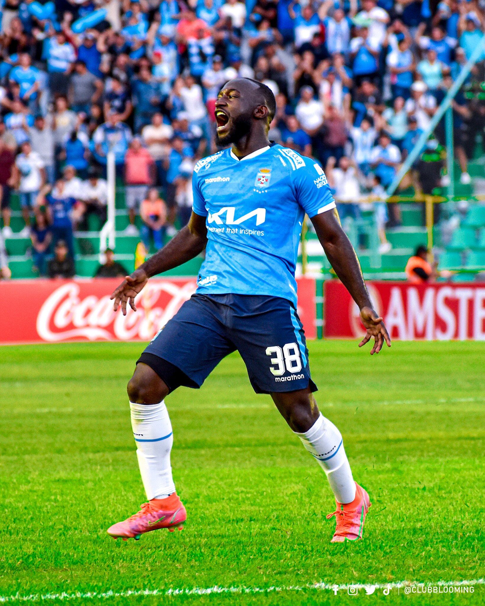 El colombiano Luis Sinisterra estuvo presente en el marcador, pese a la derrota de su equipo.