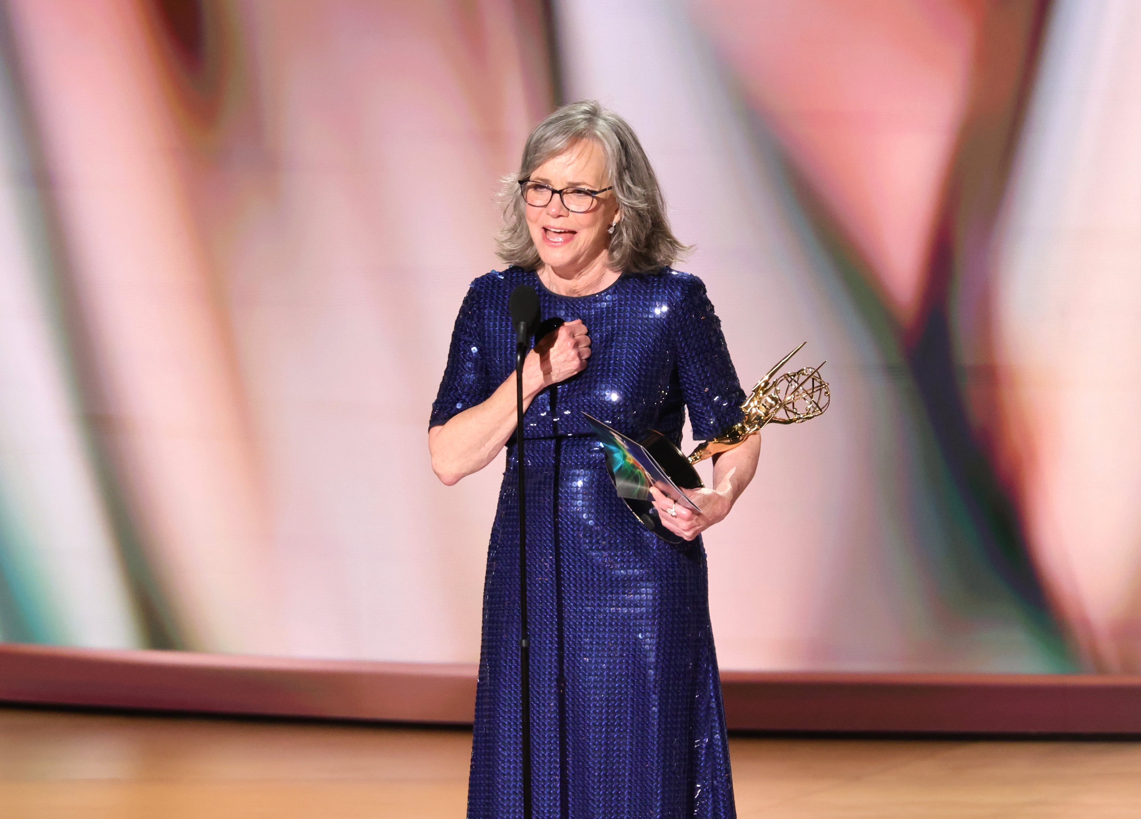 Sally Field, de 79 años, lució un diseño largo de lentejuelas en color azul brillante de la firma suiza Akris.