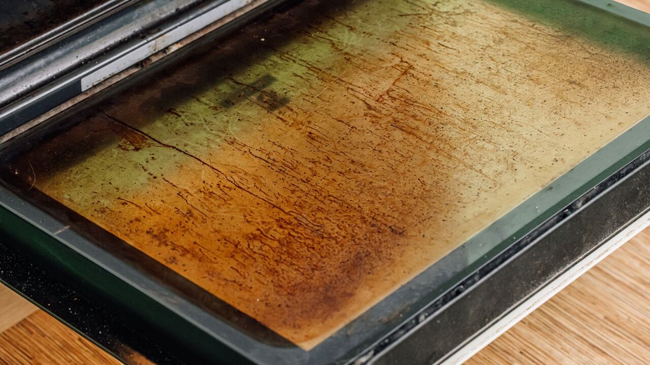 La combinación de altas temperaturas y derrames ocasiona que la suciedad se endurezca y resulte difícil de eliminar con los métodos tradicionales.