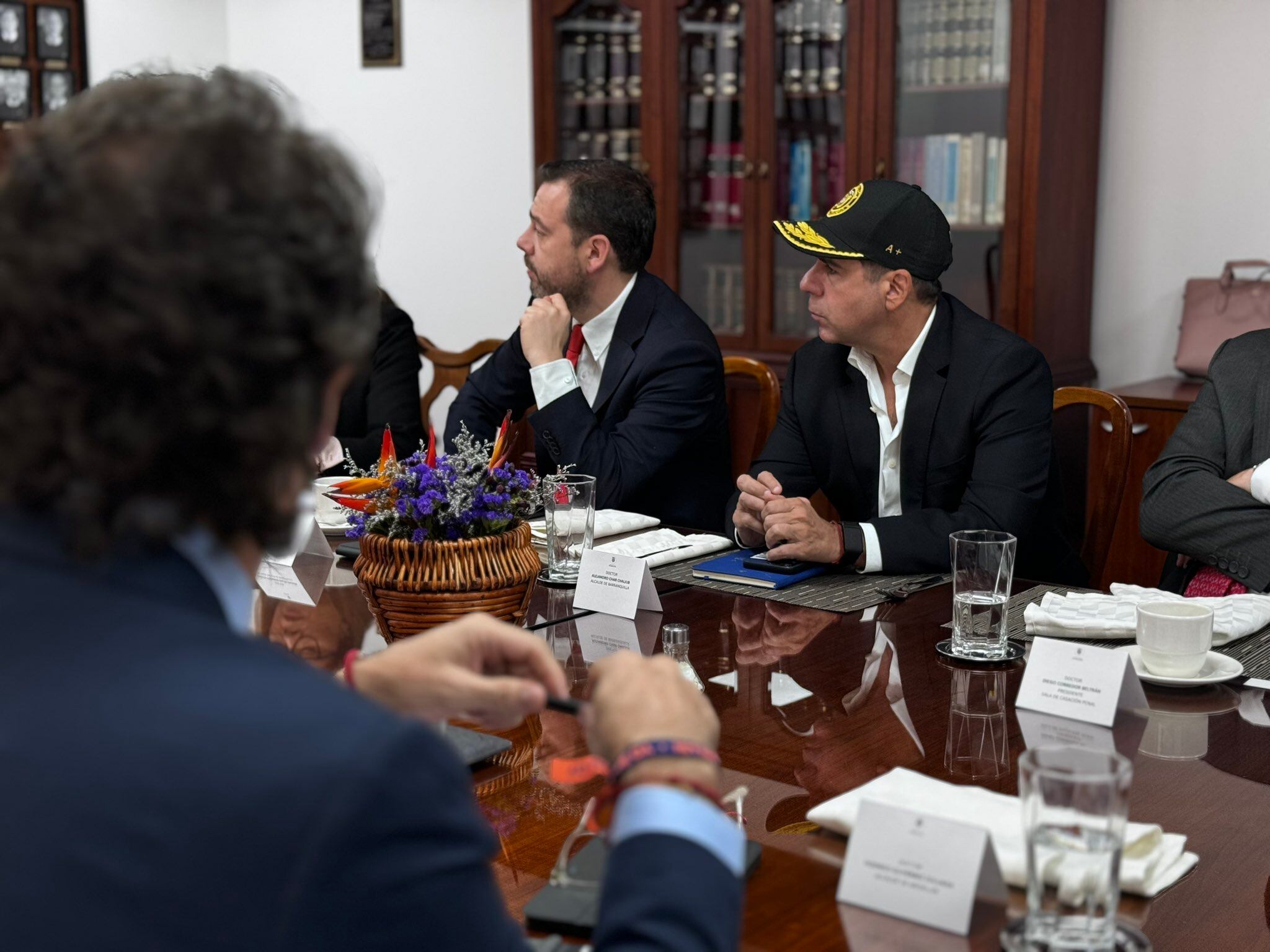 Alcaldes Char y Galán reunidos con autoridades nacionales en Bogotá.