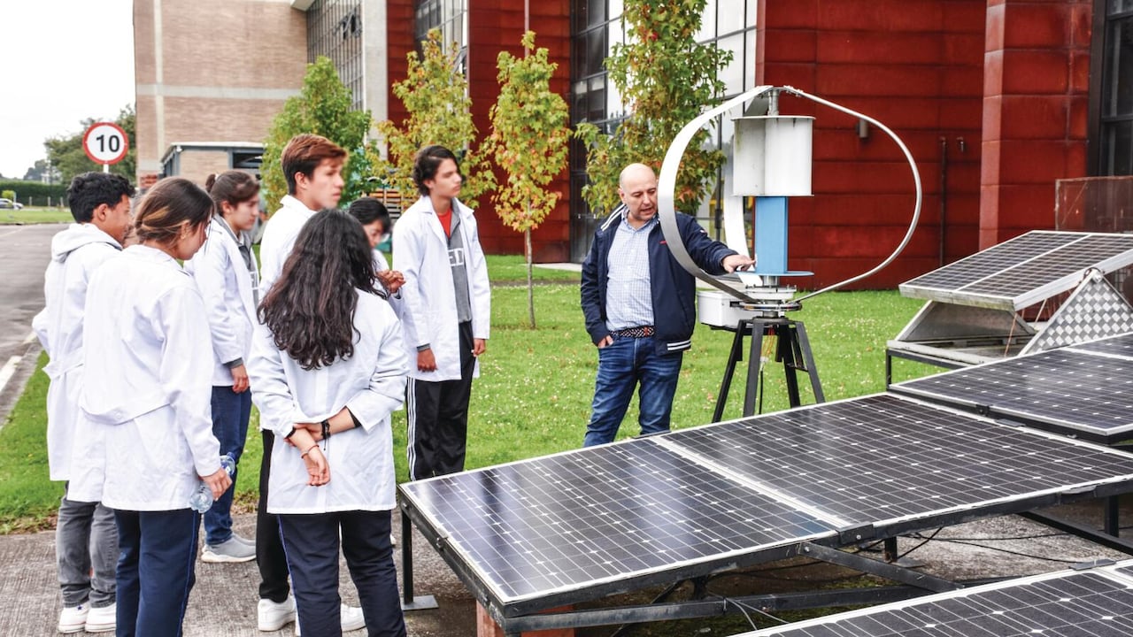 Estudiantes del colegio CIEDI en el proyecto interdisciplinario Wind Up, en los laboratorios de la Escuela Colombiana de Ingeniería Julio Garavito.
