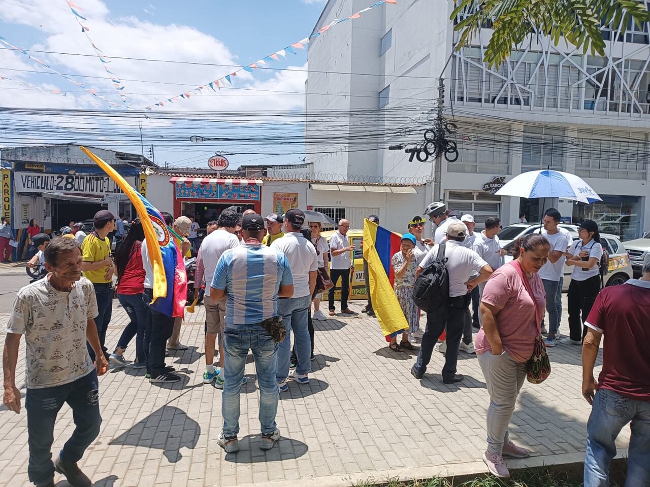 En Bucaramanga la jornada de movilización terminó con un corto plantón en inmediaciones de la Alcaldía, allí los manifestantes gritaron exigiendo la reducción del precio de la gasolina e incluso la salida del presidente Petro. La movilización terminó de forma pacífica en este punto, tal como estaba previsto.