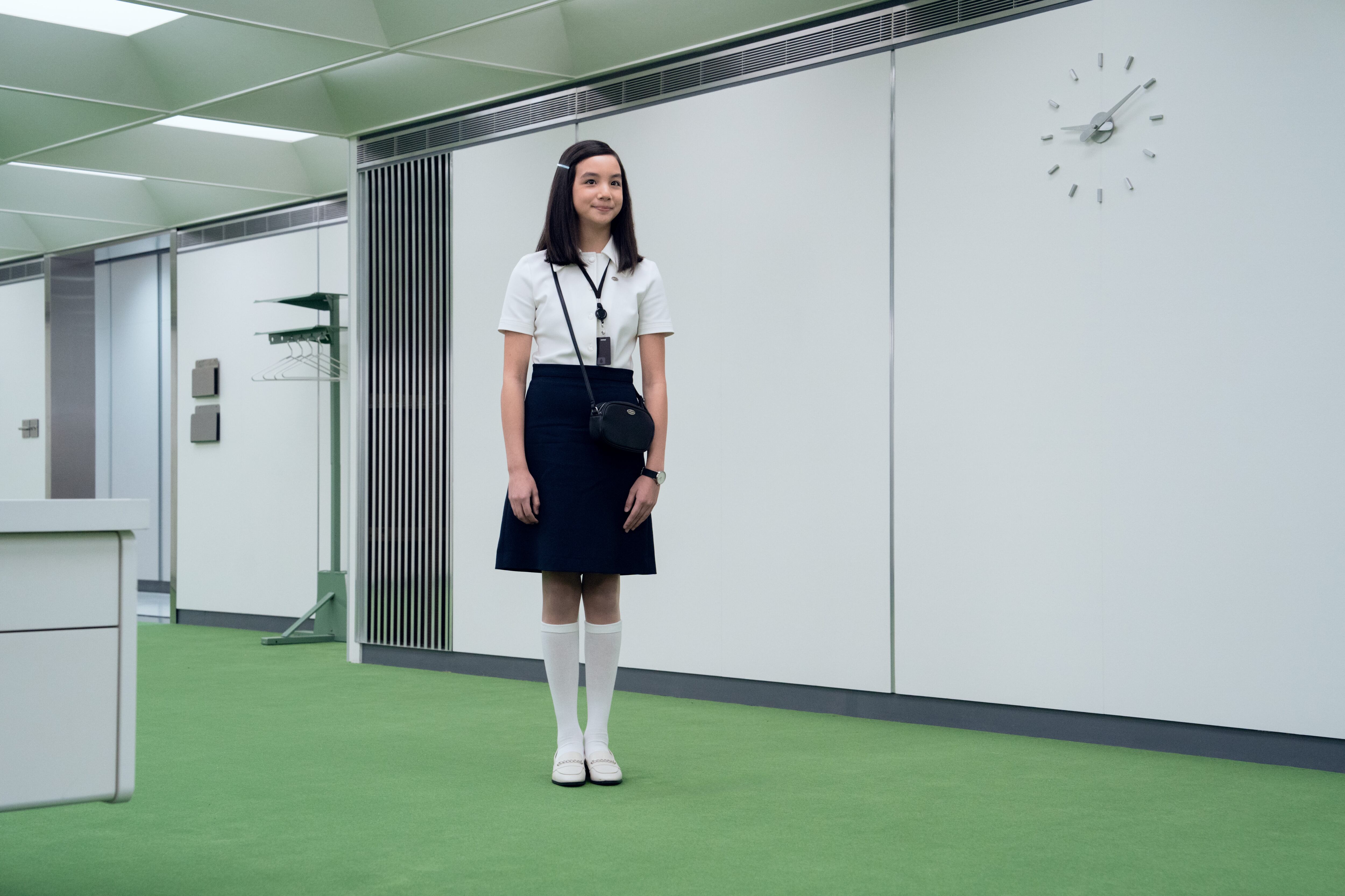 Sarah Bock interpreta a Miss Huang, una inquietante presencia infantil que pone a raya a los trabajadores.