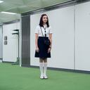 Sarah Bock interpreta a Miss Huang, una inquietante presencia infantil que pone a raya a los trabajadores.