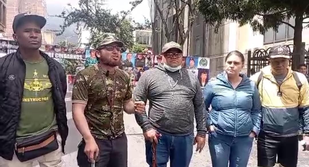 Pensionados de la fuerza pública protestan  frente al Consejo de Estado por el pago de la mesada 14.