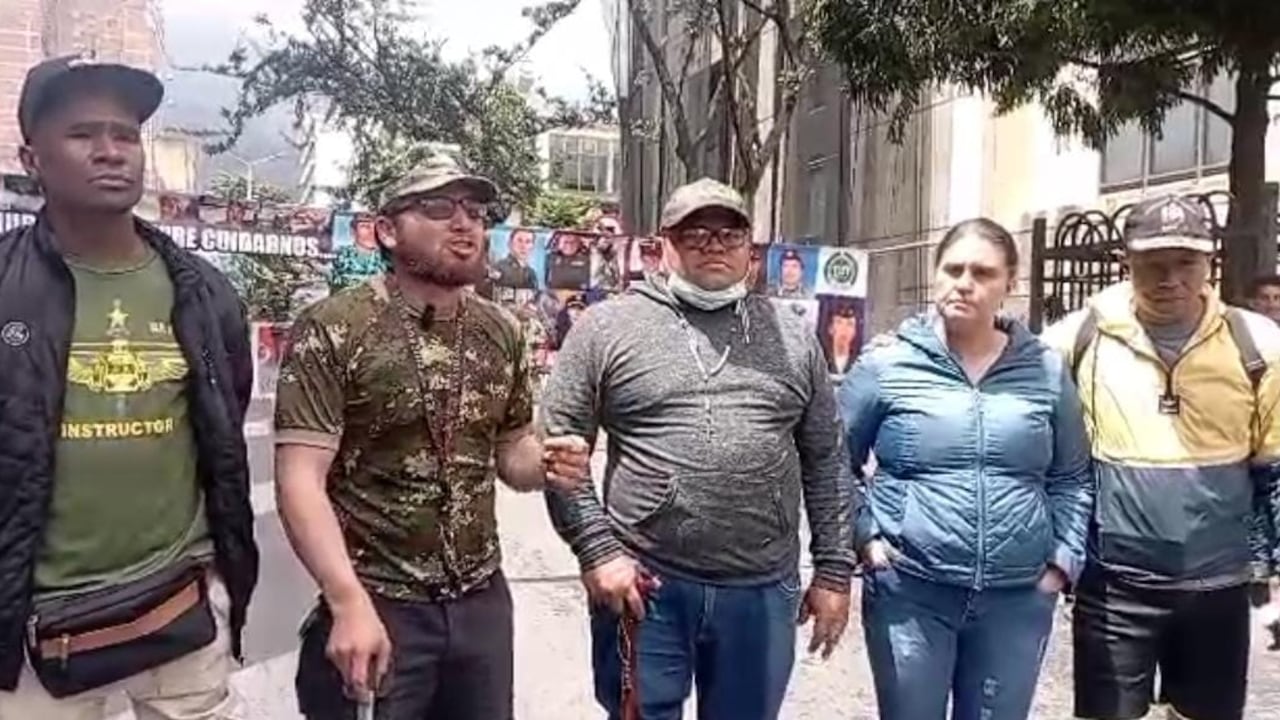 Pensionados de la fuerza pública protestan frente al Consejo de Estado por el pago de la mesada 14.