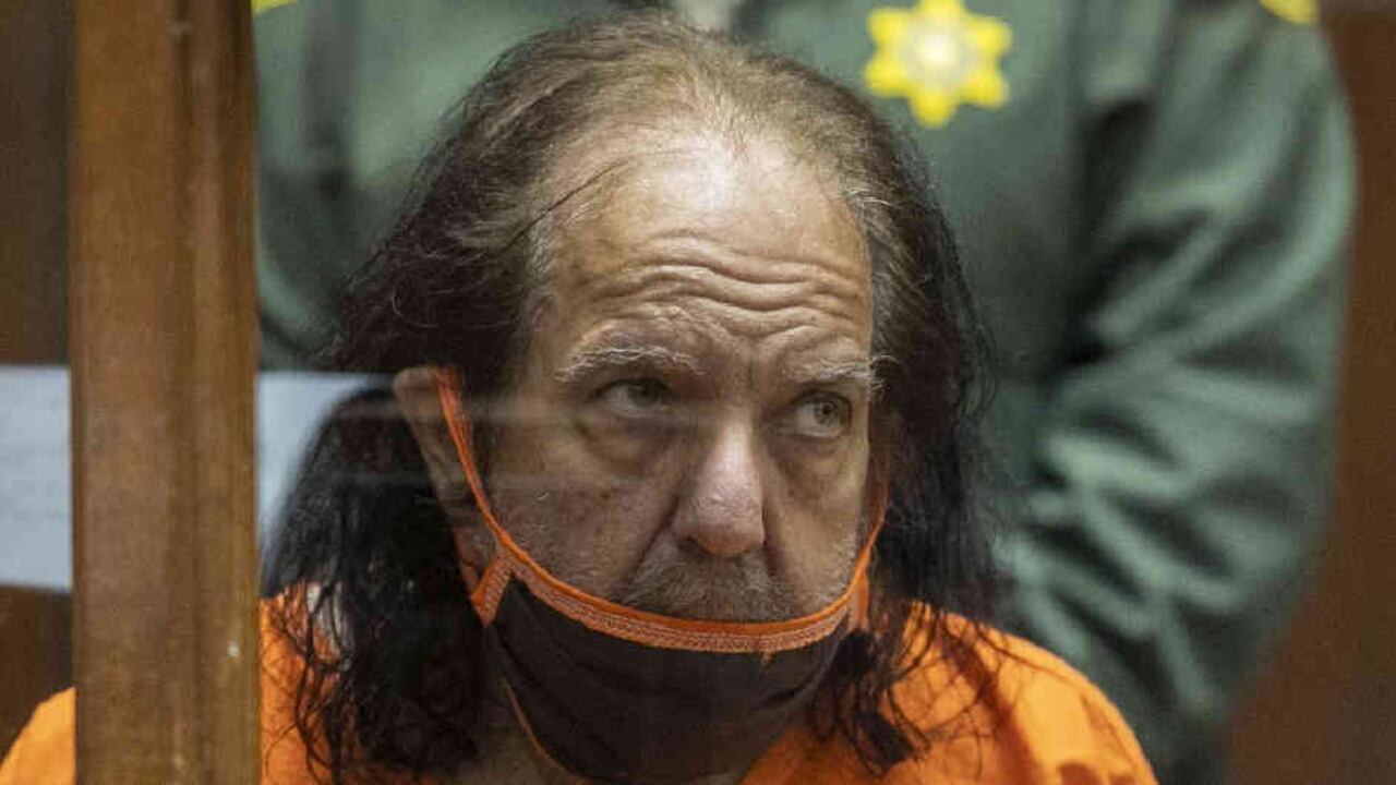 Actor de cine porno Ron Jeremy es acusado de 20 cargos más de abuso sexual