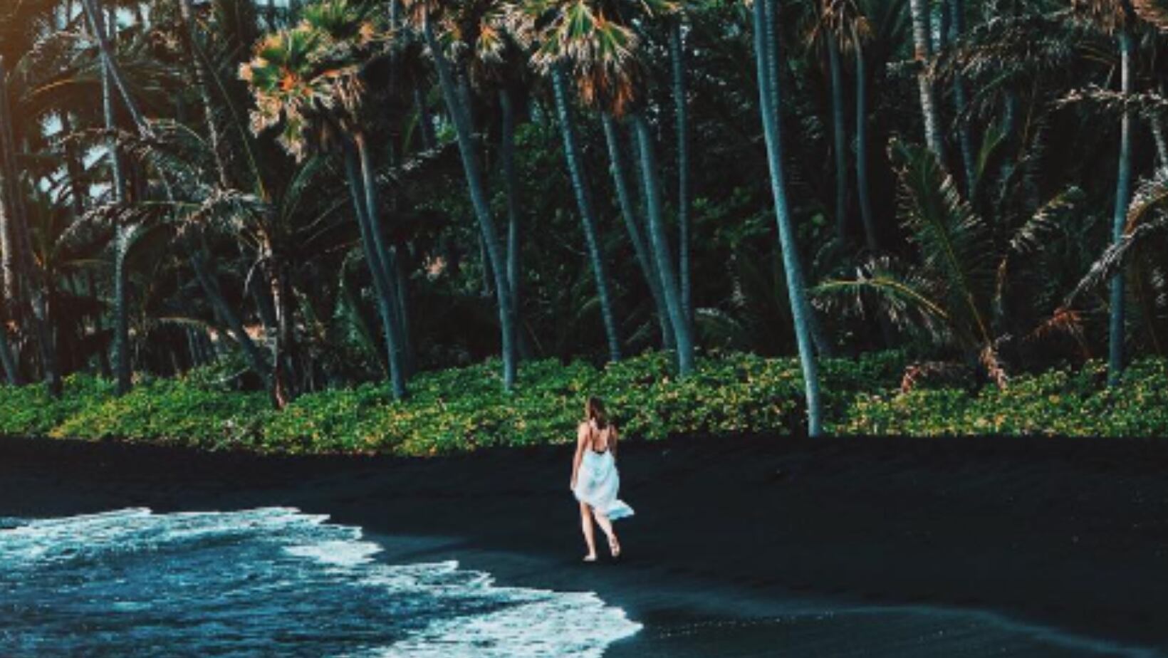 La playa con la arena más negra del mundo