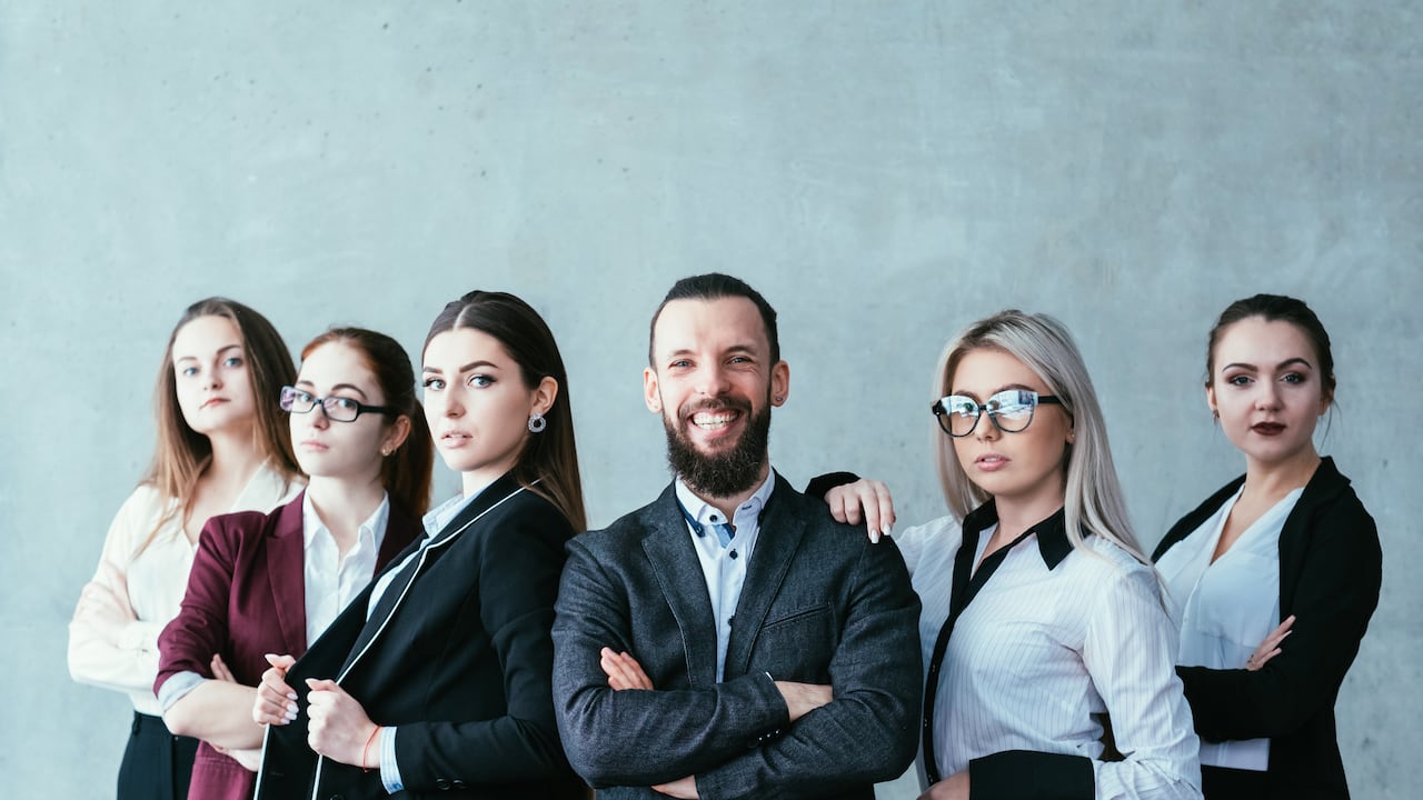 El concepto de inteligencia es multifacético y se extiende mucho más allá de las habilidades académicas.