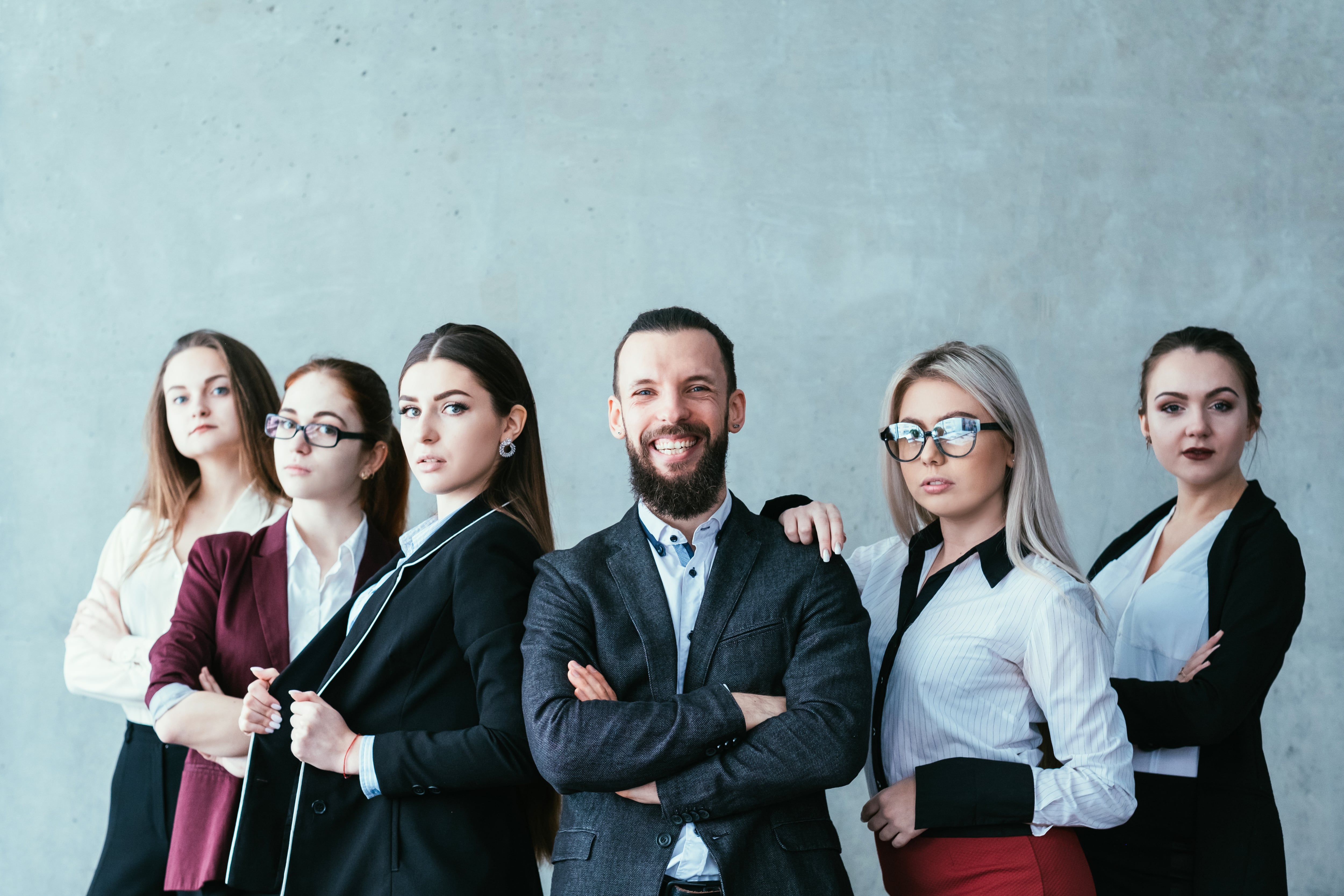 El concepto de inteligencia es multifacético y se extiende mucho más allá de las habilidades académicas.