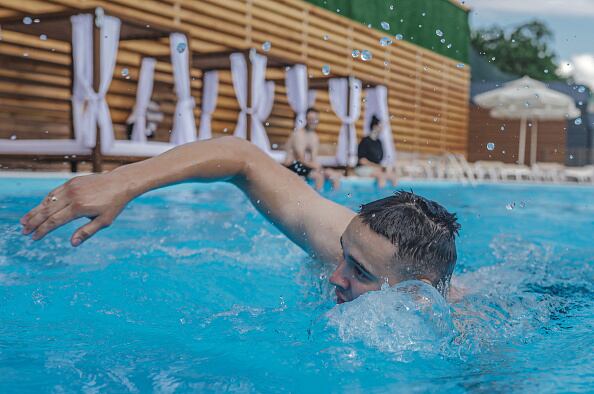 A la hora de nadar, es conveniente evitar el contacto directo del agua con los ojos.