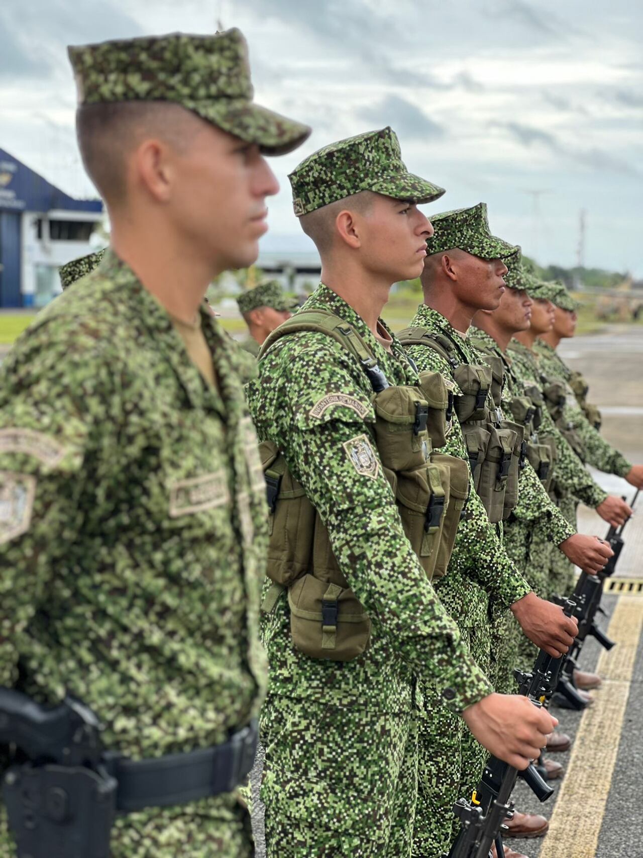 Más de 10 pelotones de la fuerza pública colombiana hacen presencia en la zona de frontera con Ecuador.