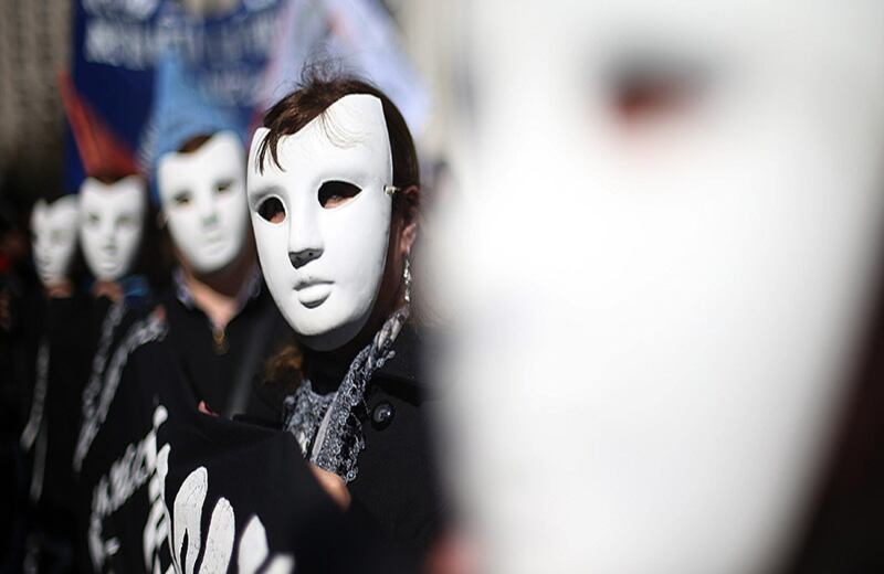 Integrantes de organizaciones de derechos humanos marchan en homenaje a la víctimas del golpe de Estado militar de Augusto Pinochet por una calle junto al Palacio de La Moneda en Santiago de Chile.