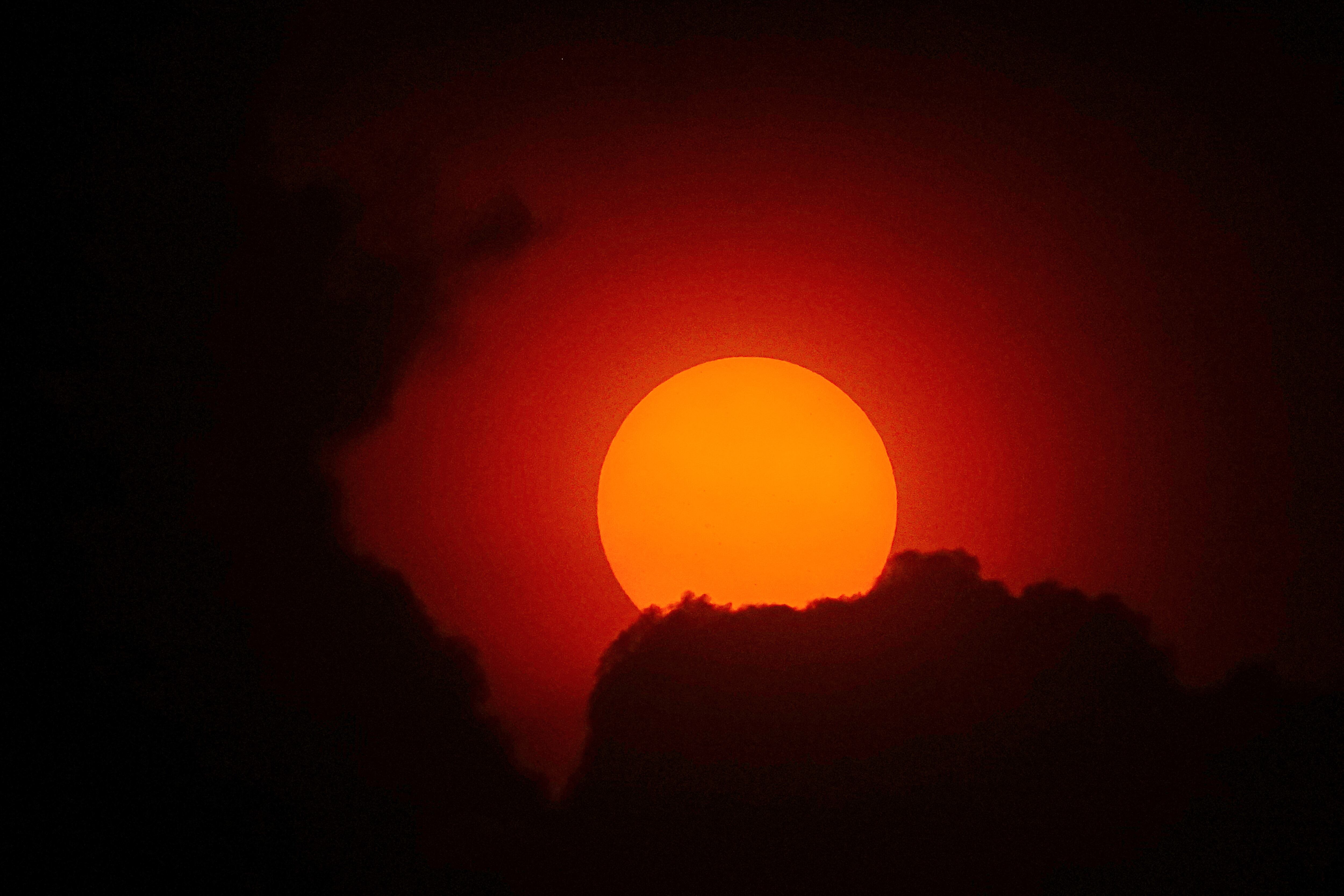 Desde el pasado 14 de mayo, la NASA, reportó una tormenta solar que chocará contra la Tierra. Esta actividad inusual, que consiste en la expulsión de material de la superficie del sol, llevó a la Aeronáutica Civil a advertir que podría haber cambios en los vuelos. Esta situación, se extendería hasta el 25 de mayo, aproximadamente. La NASA también advirtió que este fenómeno solar podría provocar apagones y cortes de radio e internet en la Tierra. Foto JORGE OROZCO.