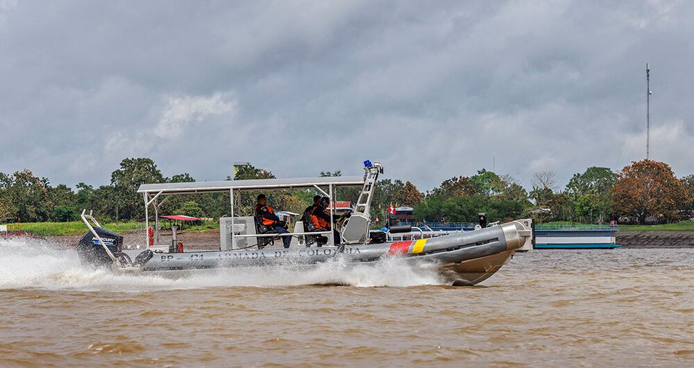 El cauce del Amazonas se considera como aguas internacionales. Por el río navegan botes de Brasil, Colombia y Perú.