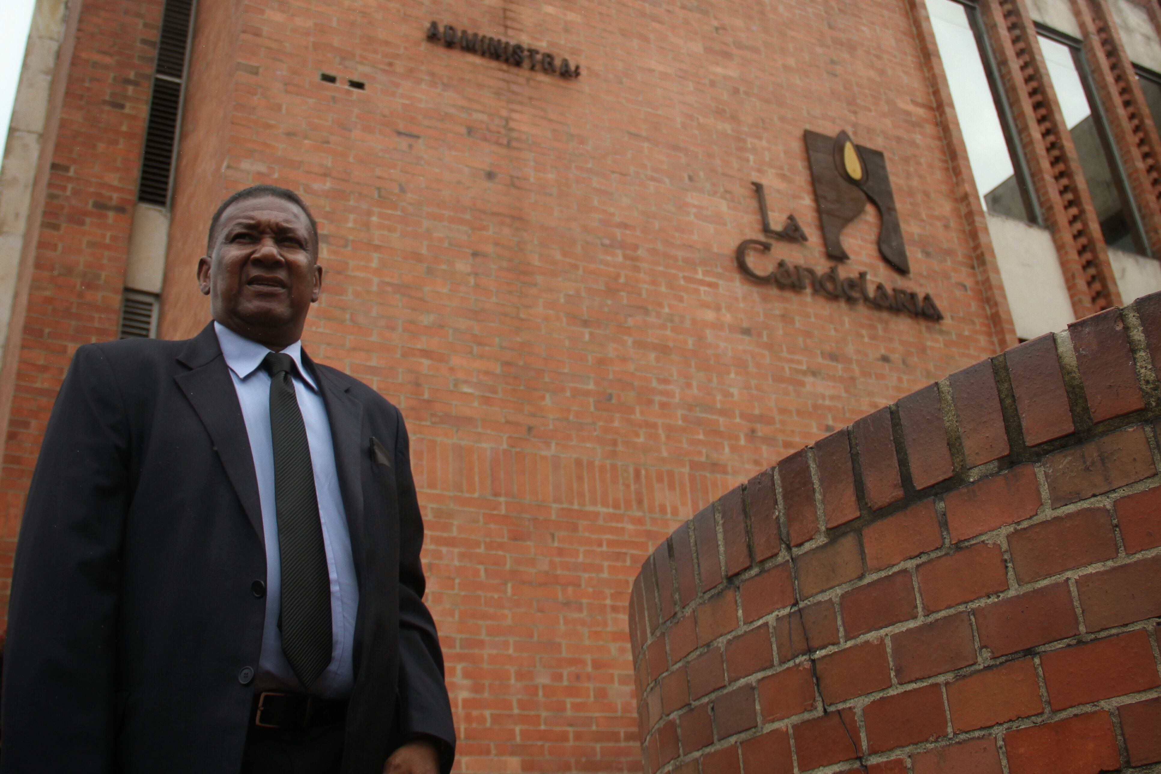 Bogotá, 12 de abril de 2016. En la funeraria La Candelaria en el norte de la capital, se llevan a cabo las exequias del periodista Edgar Perea. En la foto el Pache Andrade. (Colprensa - Luisa González)