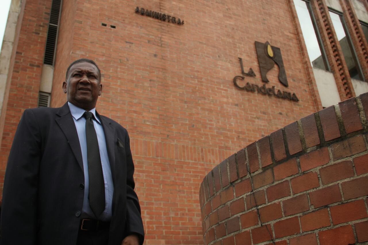 Bogotá, 12 de abril de 2016. En la funeraria La Candelaria en el norte de la capital, se llevan a cabo las exequias del periodista Edgar Perea. En la foto el Pache Andrade. (Colprensa - Luisa González)