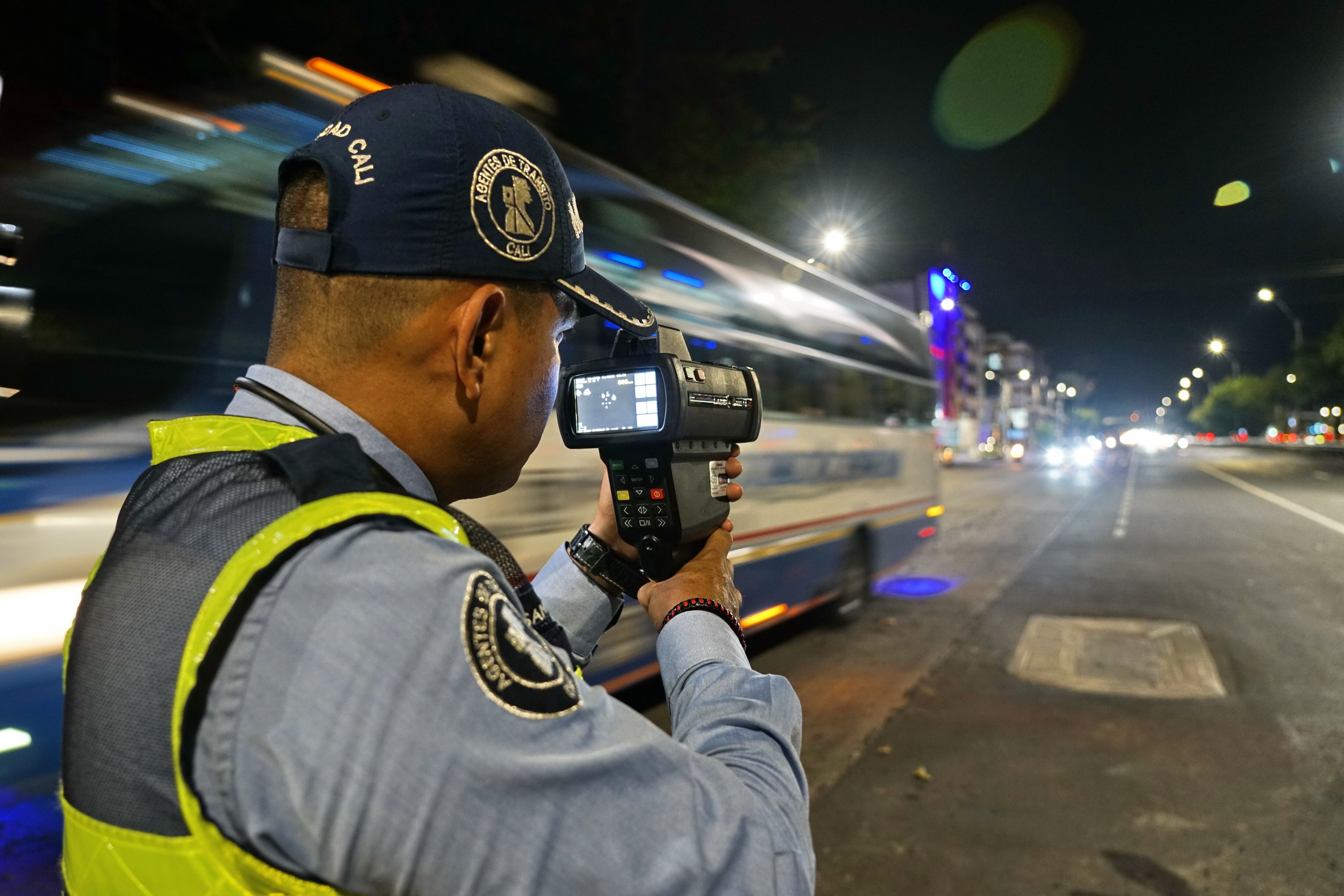 Cali ya cuenta con dos nuevas cámaras móviles de foto detección nocturna. Elementos donados por internacional Bloomberg Philanthropies. Ahora el control de velocidad se podrá realizar durante toda la noche gracias a los dispositivos láser de estos equipos que estarán ubicados de manera itinerante en los principales corredores viales de la ciudad.