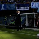 Alberto Gamero, técnico de Millonarios, dando instrucciones en la línea.