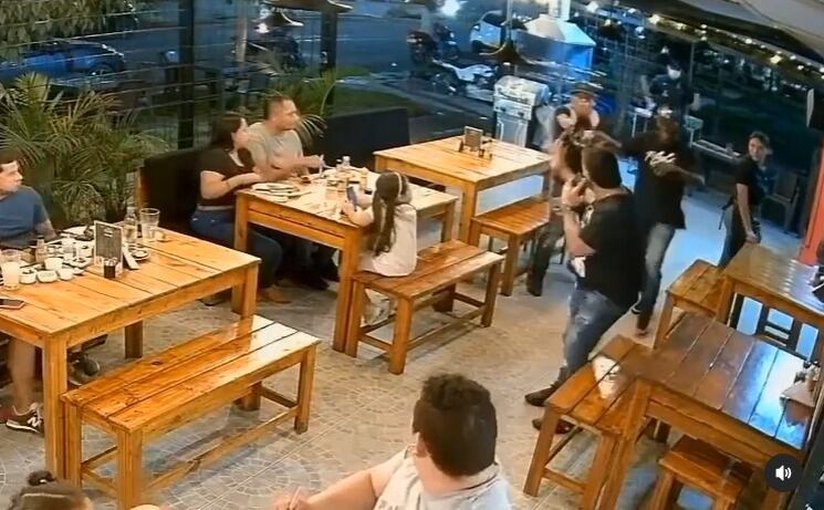 Los asaltantes entraron libremente al restaurante, pues este no cuenta con puertas de ningún tipo.